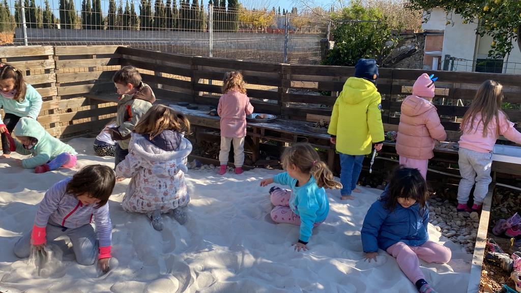 Arenero escolar naturalizado para actividades de juego y experimentación sensorial